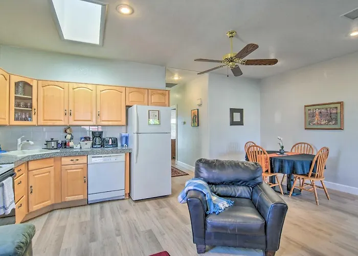 Apartment Rejuvenating Retreat W/ Ideal Location!