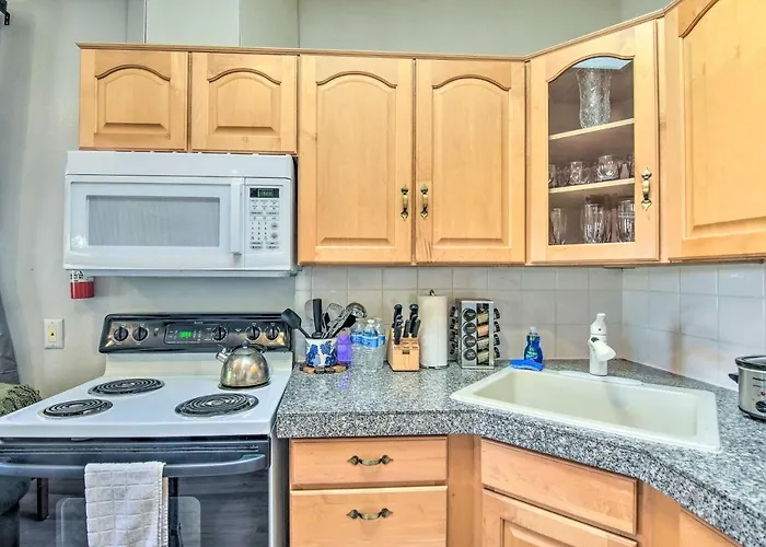 Rejuvenating Retreat W/ Ideal Location! Apartment