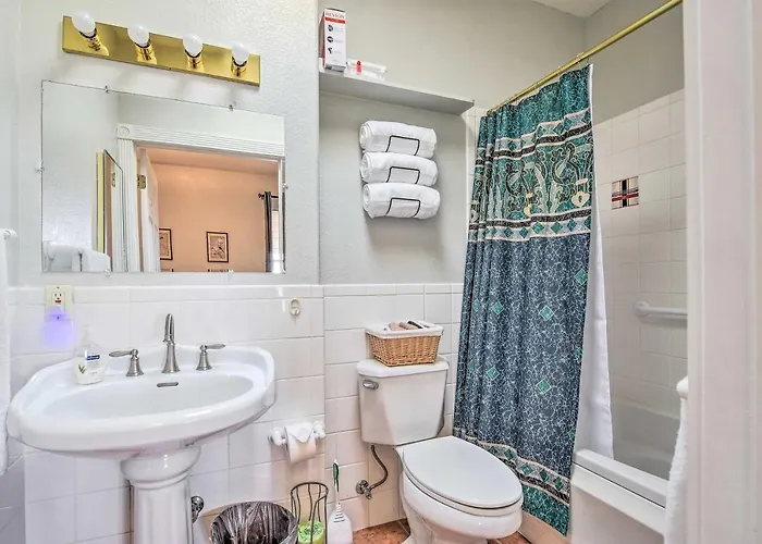 Apartment Rejuvenating Retreat W/ Ideal Location! *